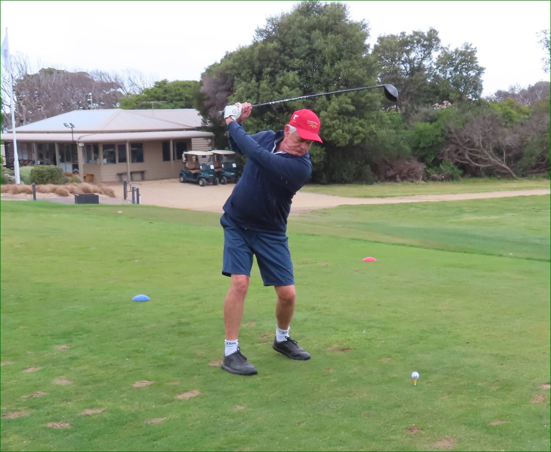 A person swinging a golf club

Description automatically generated