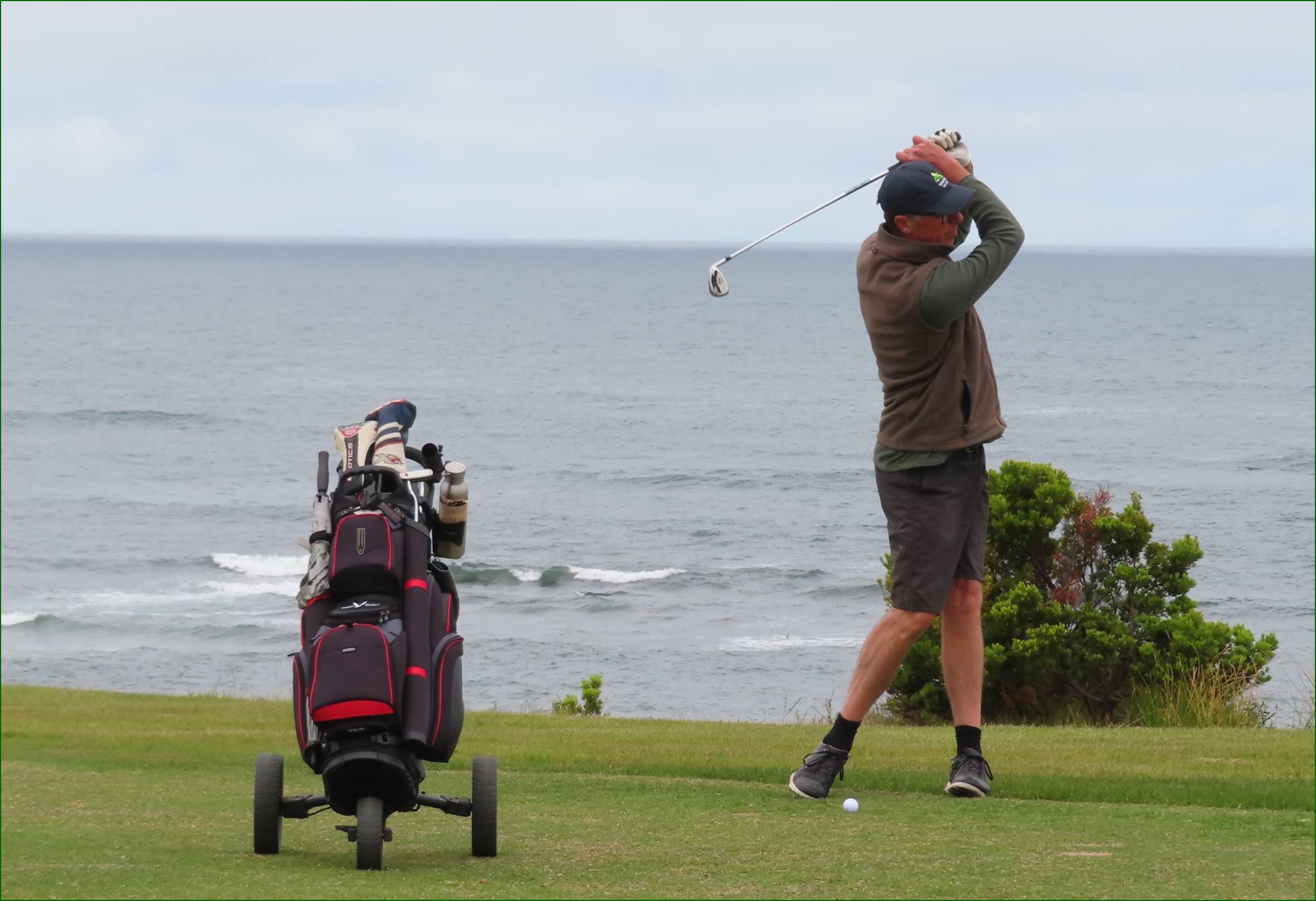 A person swinging a golf club

Description automatically generated