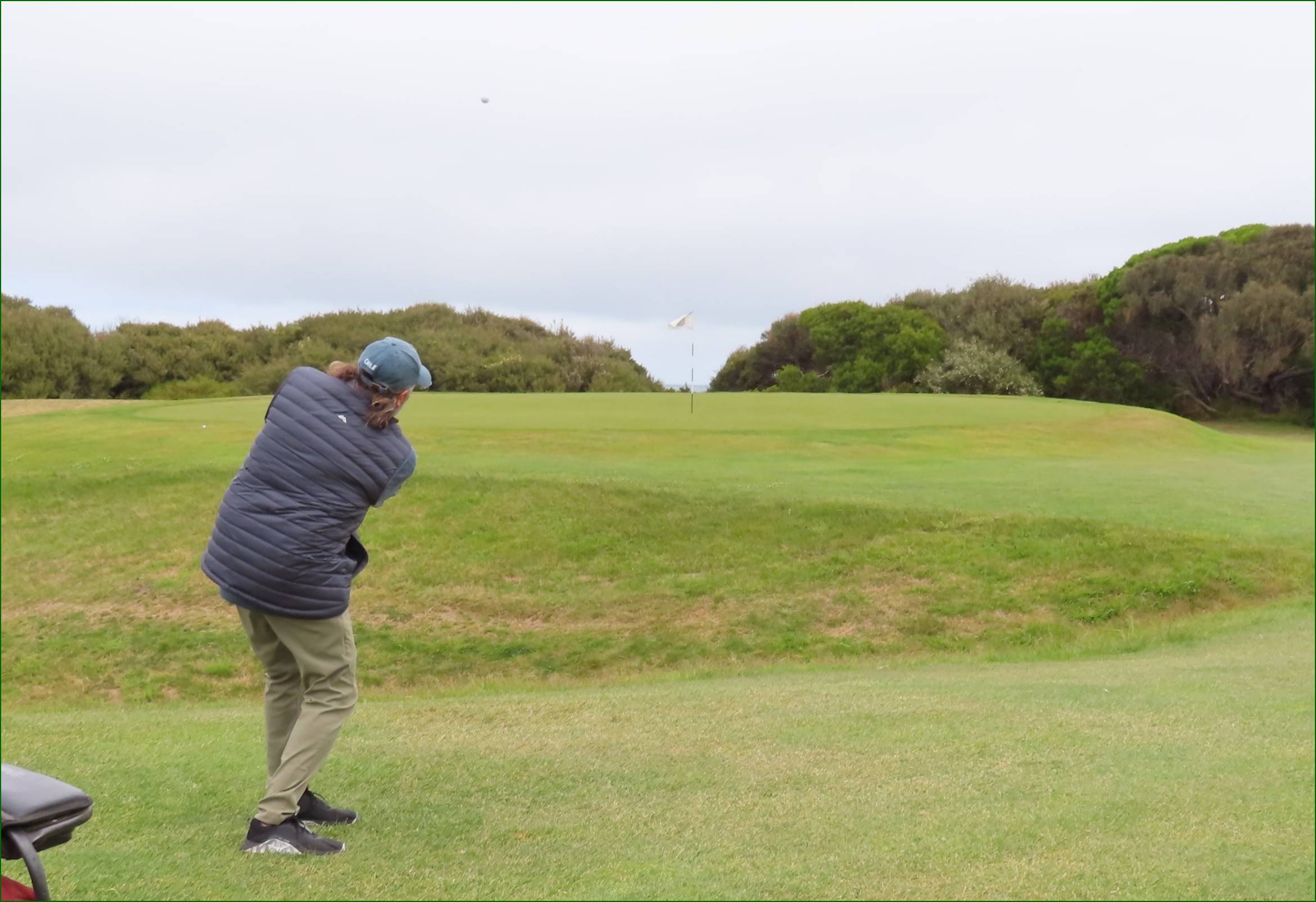 A person swinging a golf club

Description automatically generated