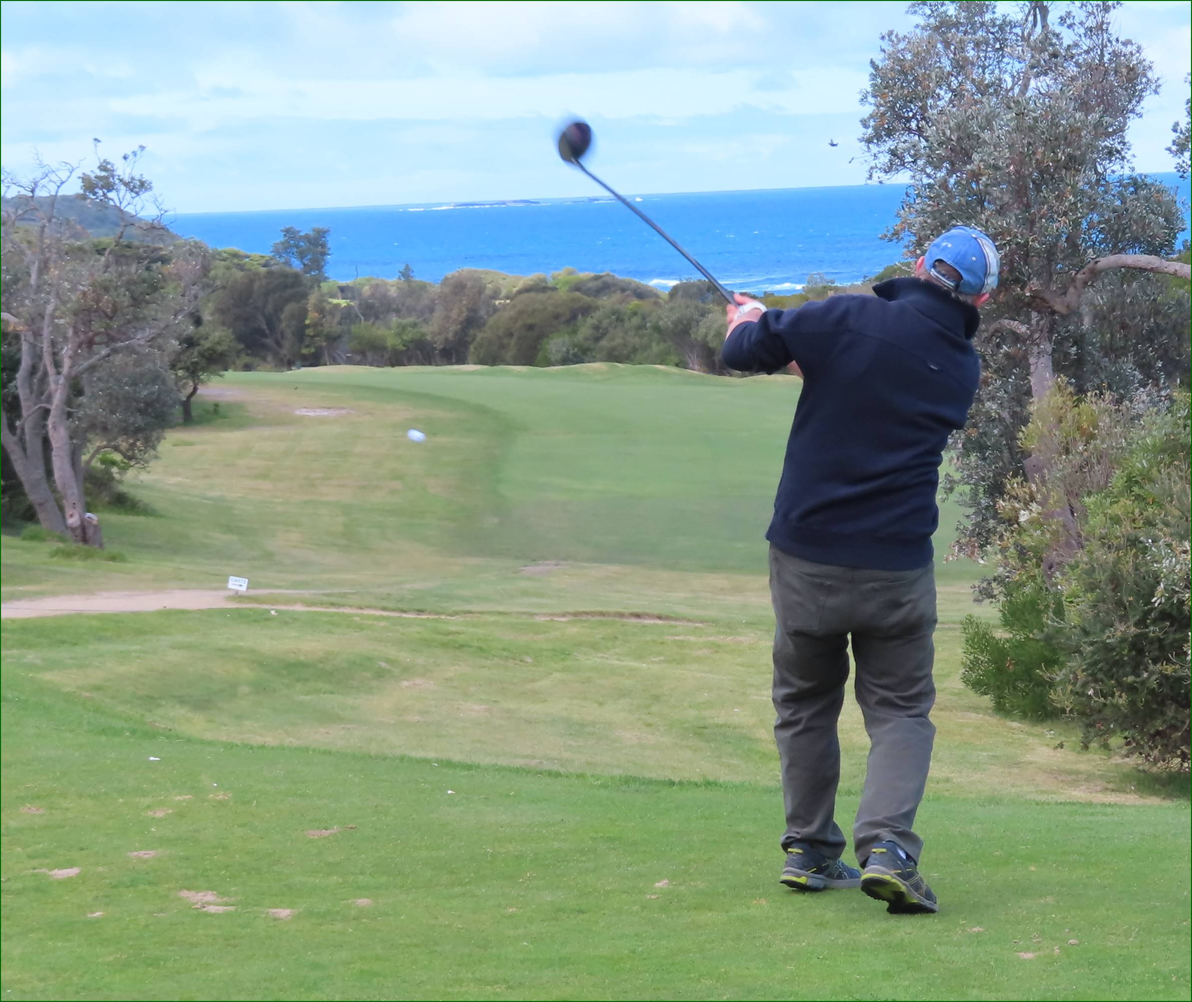 A person swinging a golf club

Description automatically generated