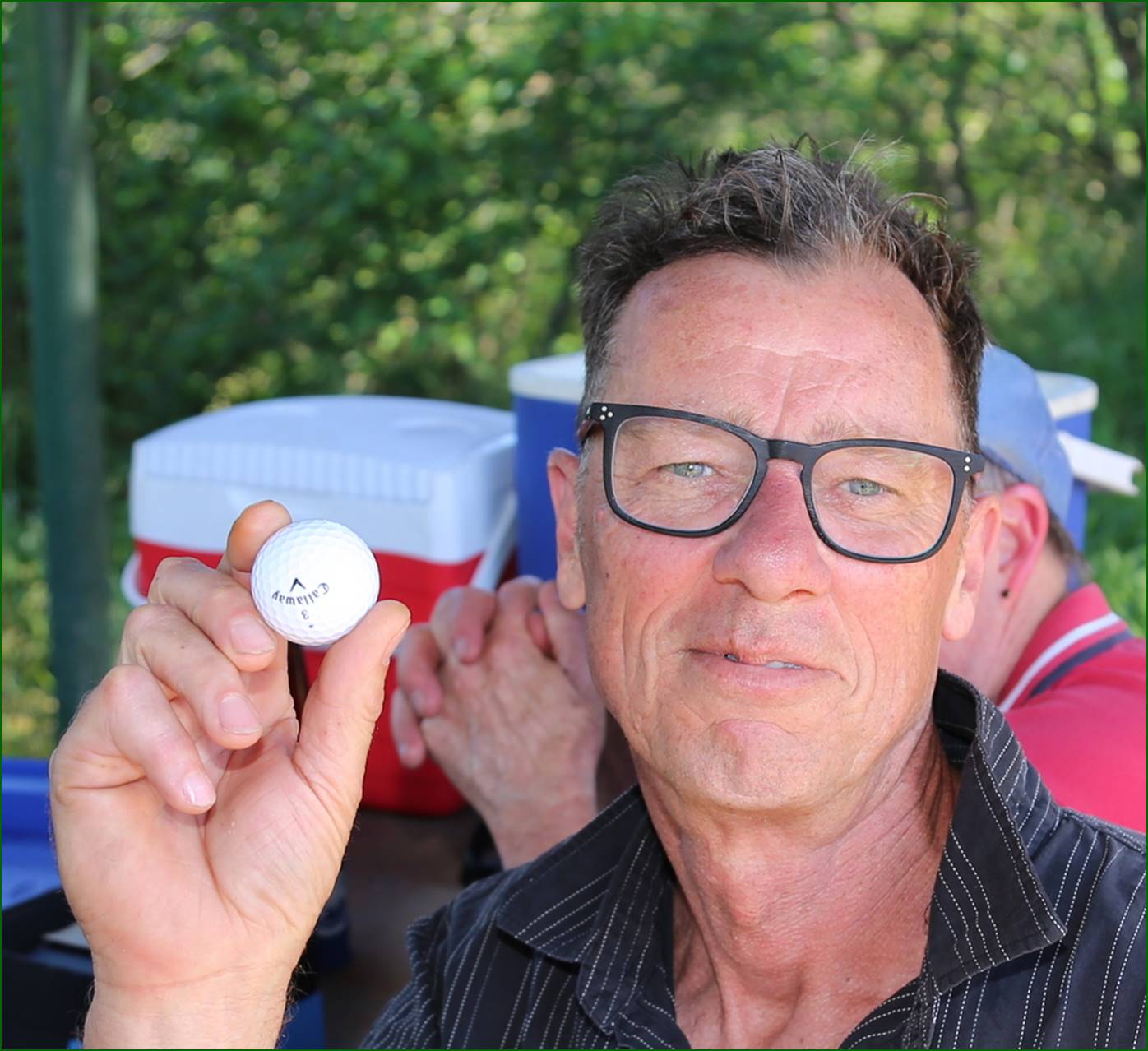 A person holding a golf ball

Description automatically generated