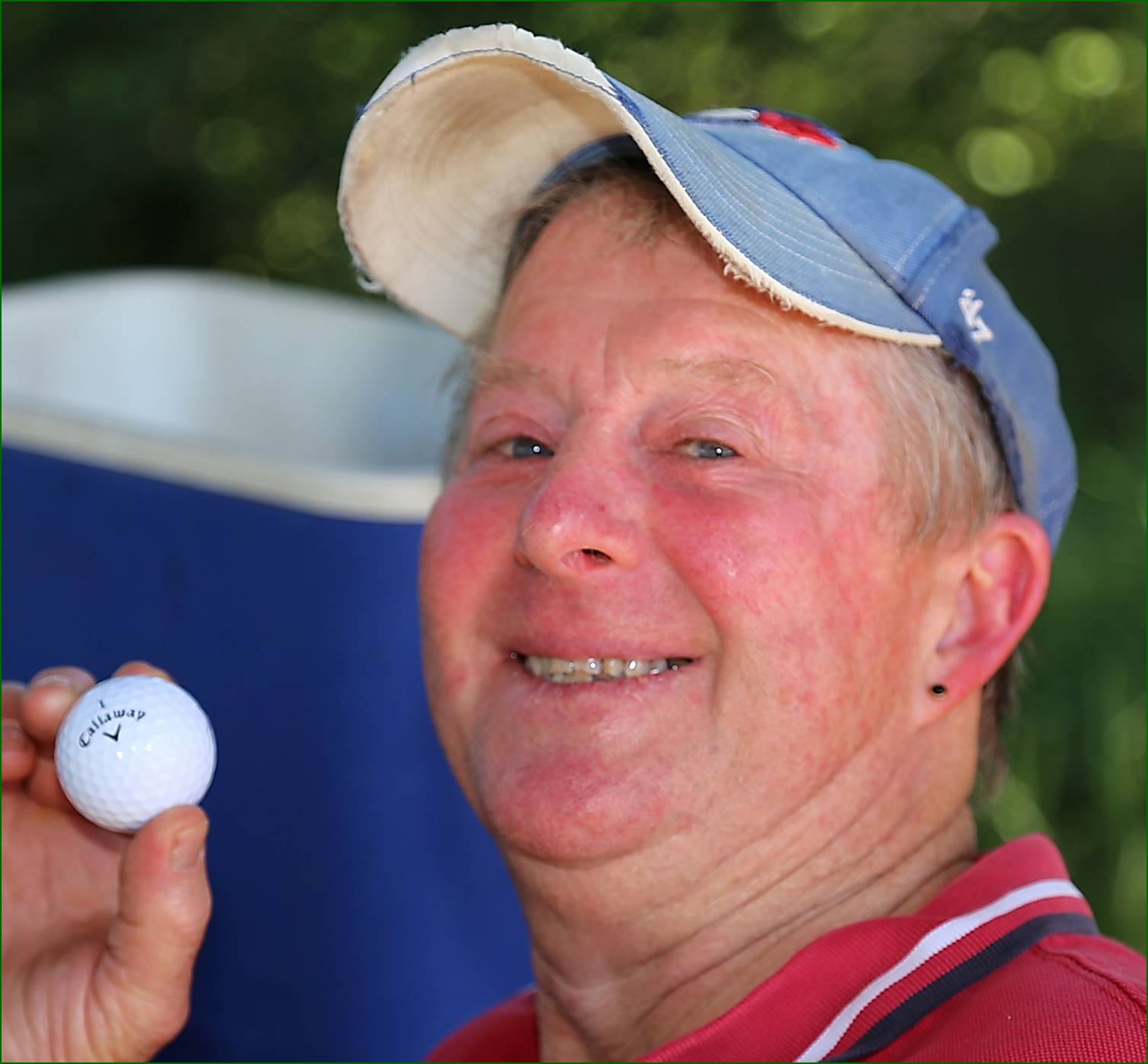 A person holding a golf ball

Description automatically generated