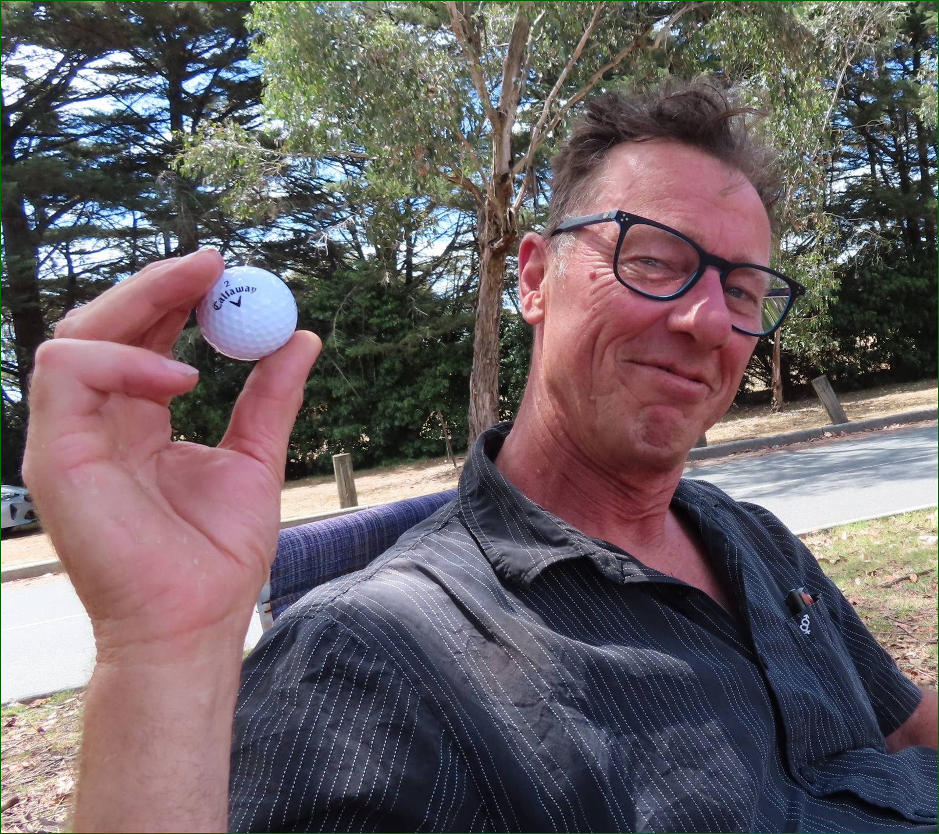 A person holding a golf ball

Description automatically generated