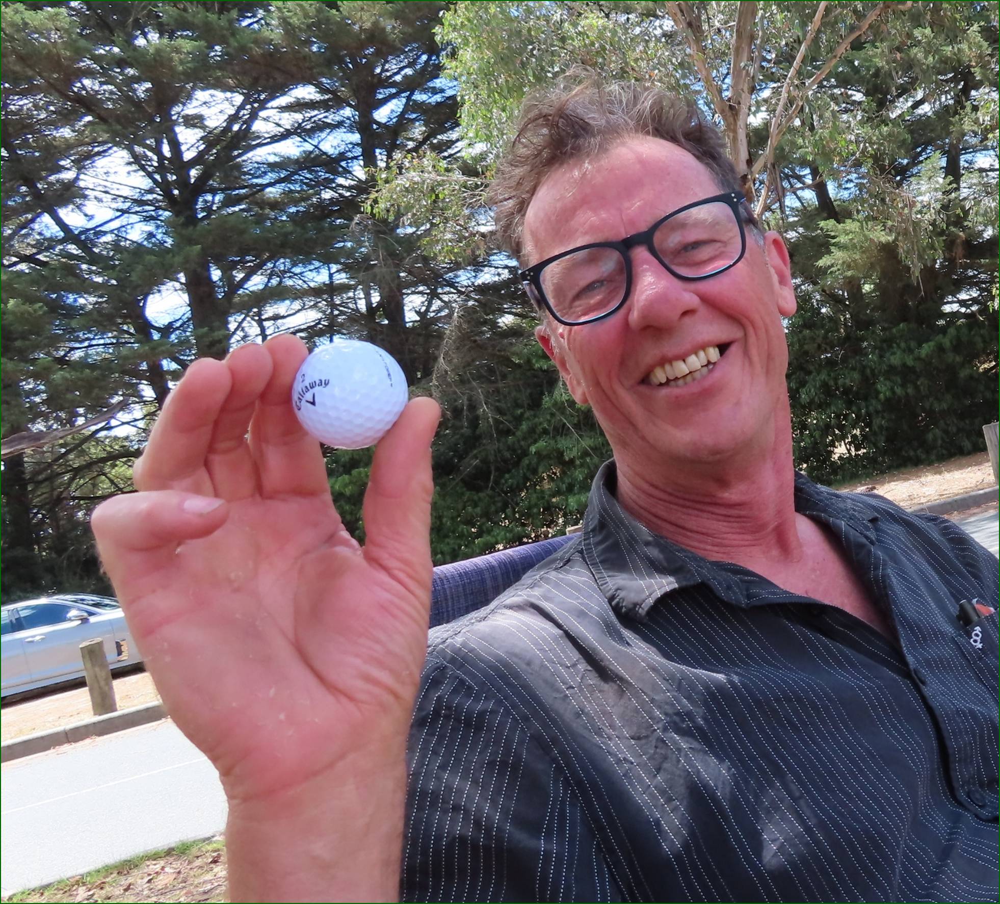 A person holding a golf ball

Description automatically generated