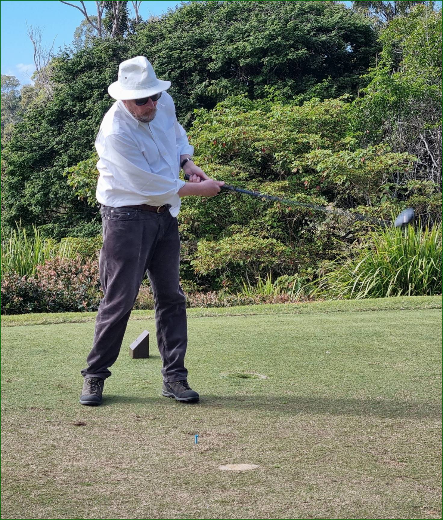 A person swinging a golf club

Description automatically generated