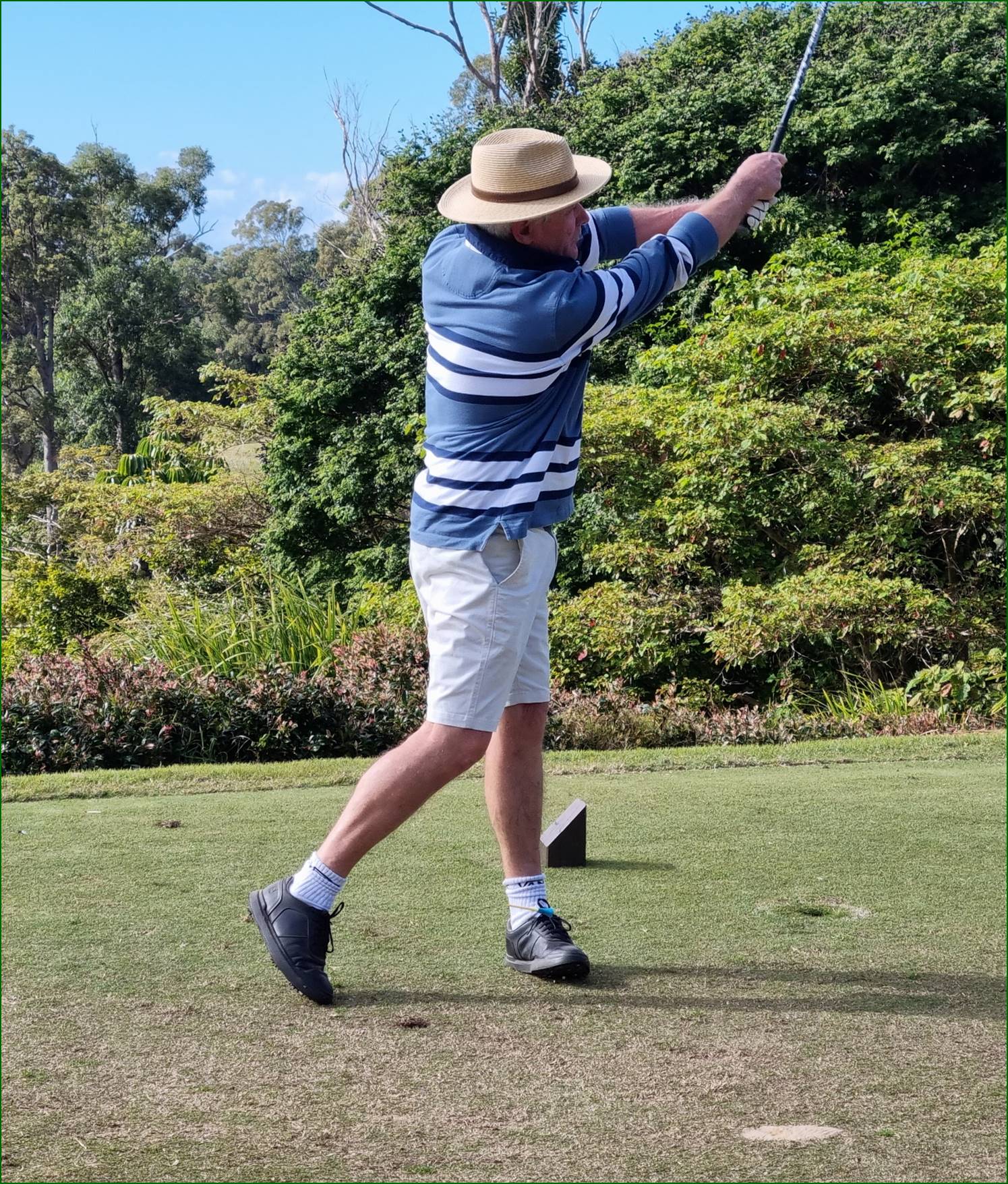A person swinging a golf club

Description automatically generated