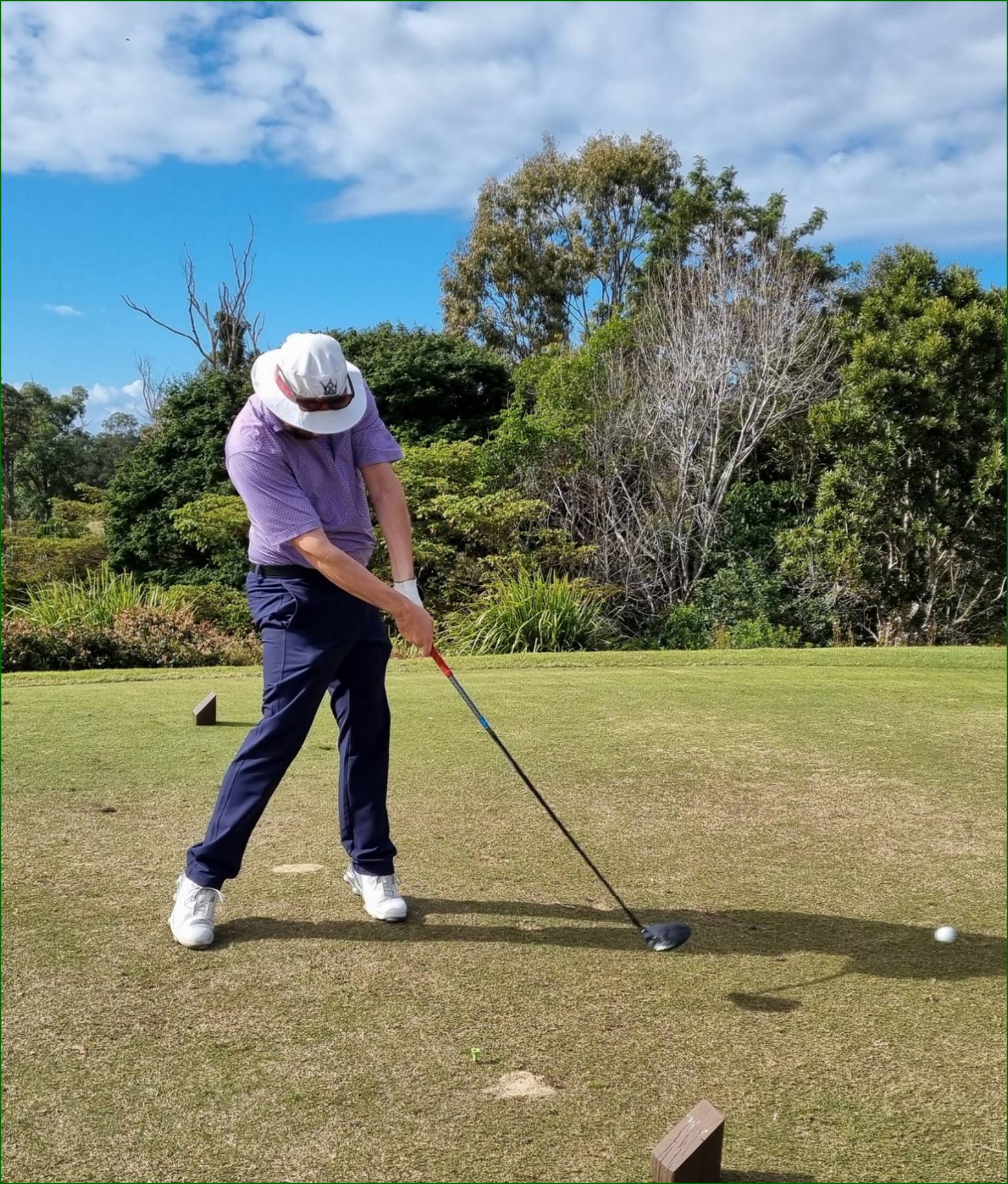 A person playing golf on a golf course

Description automatically generated