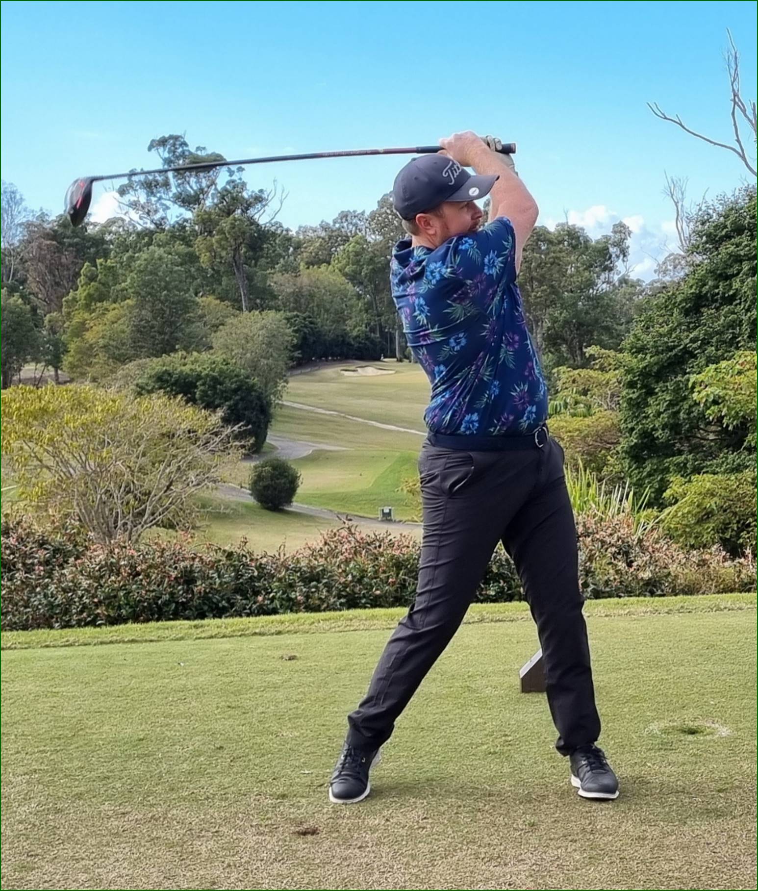 A person swinging a golf club

Description automatically generated