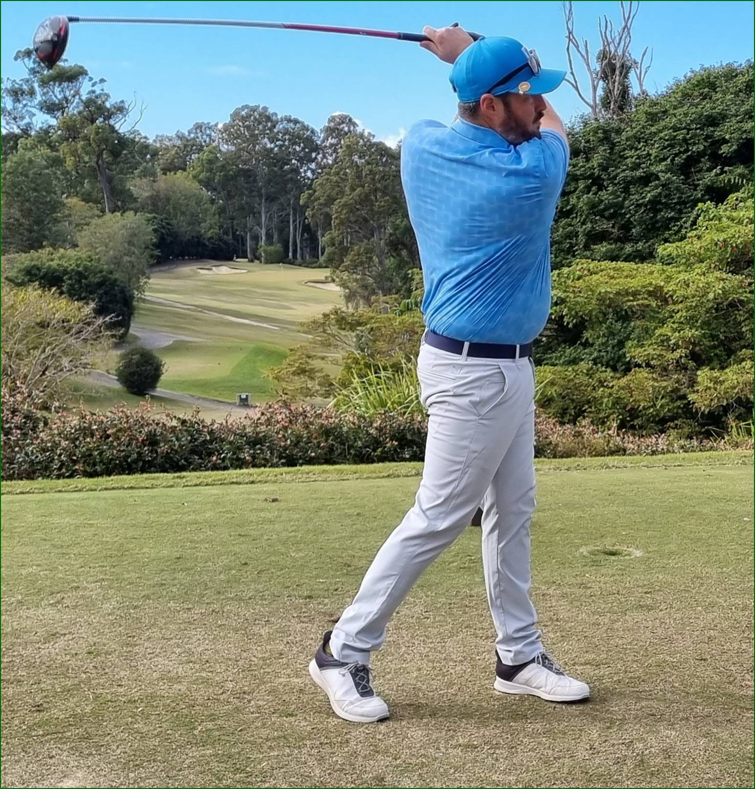A person swinging a golf club

Description automatically generated