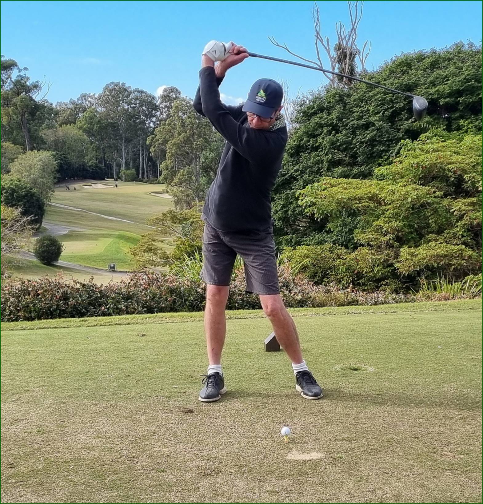 A person swinging a golf club

Description automatically generated