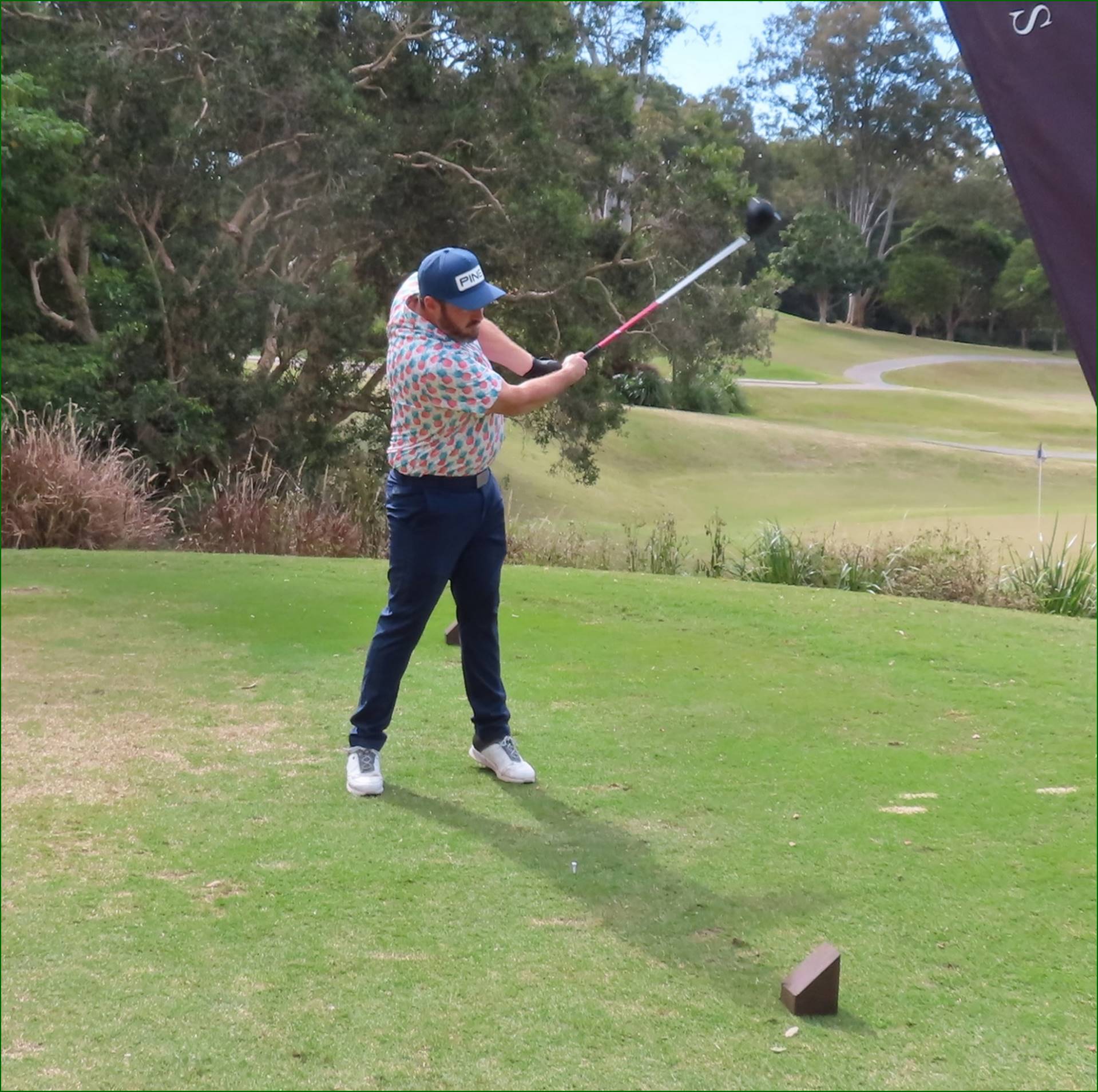 A person swinging a golf club

Description automatically generated