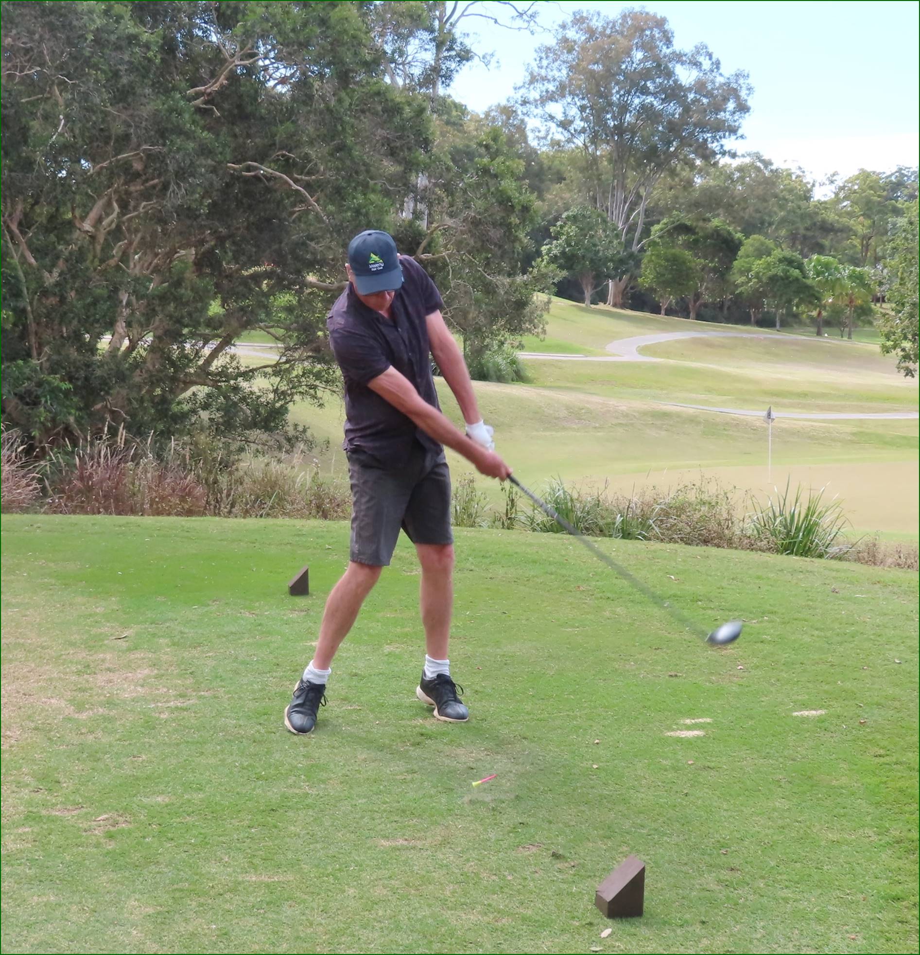 A person swinging a golf club

Description automatically generated