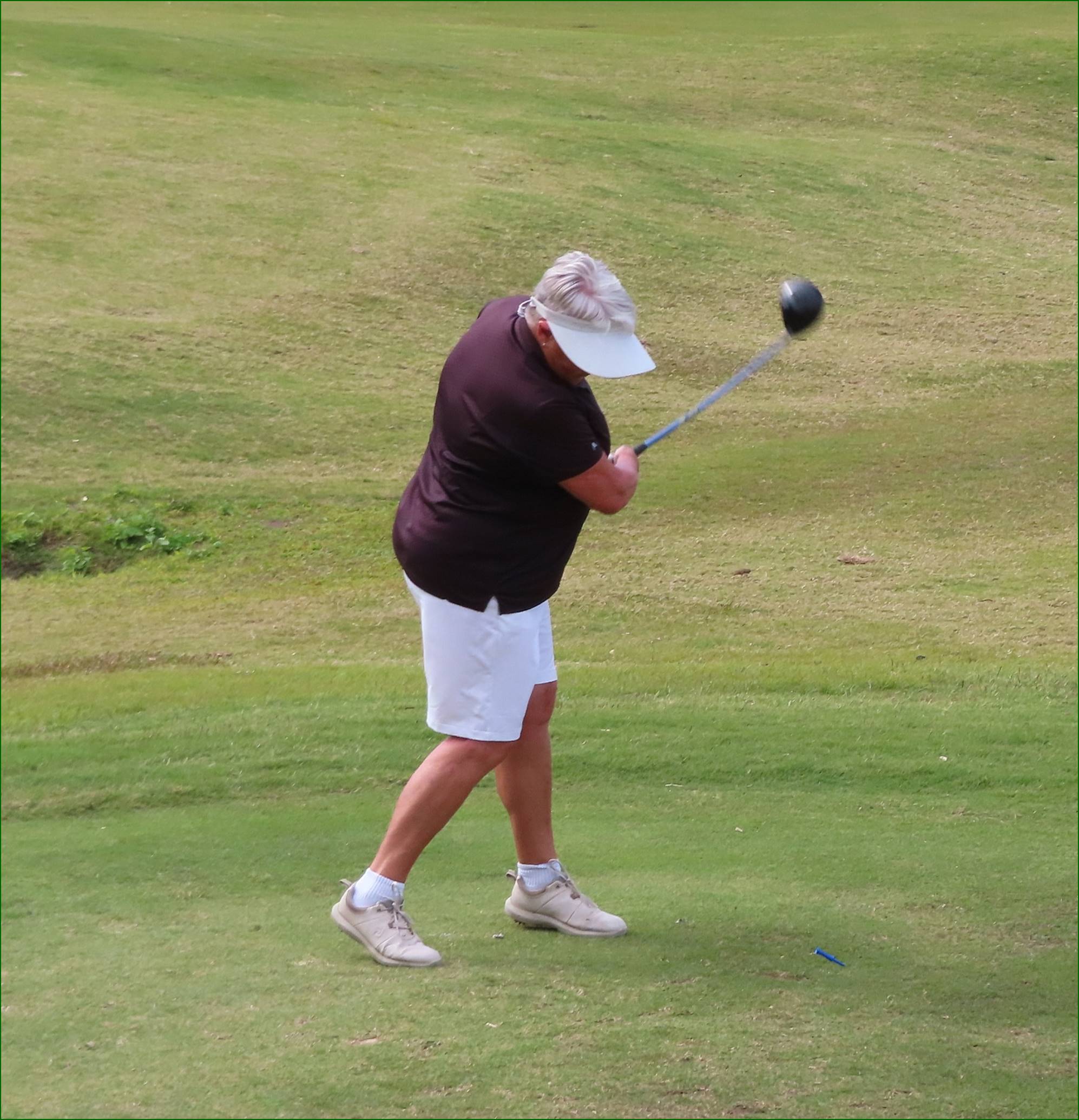 A person swinging a golf club

Description automatically generated