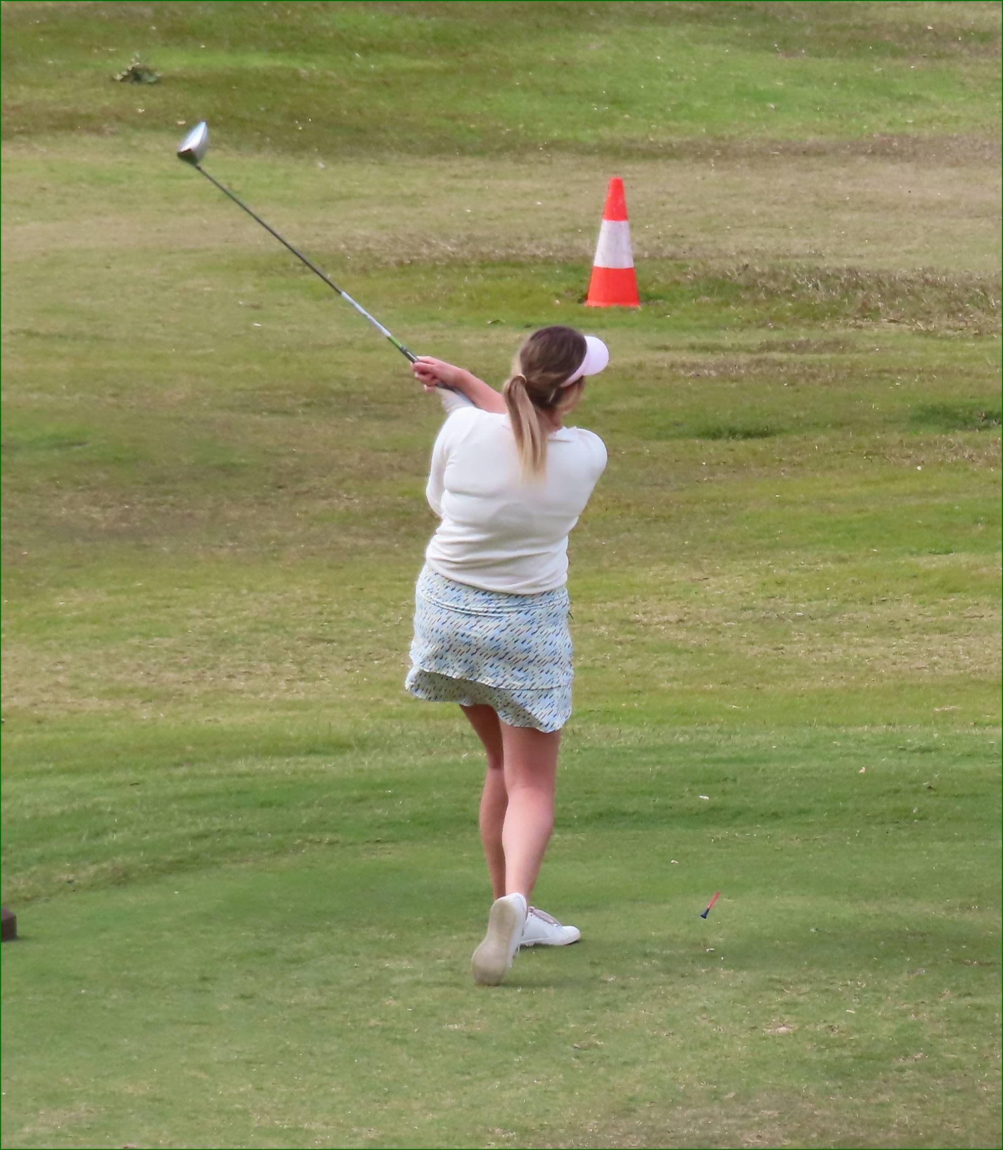 A person swinging a golf club

Description automatically generated