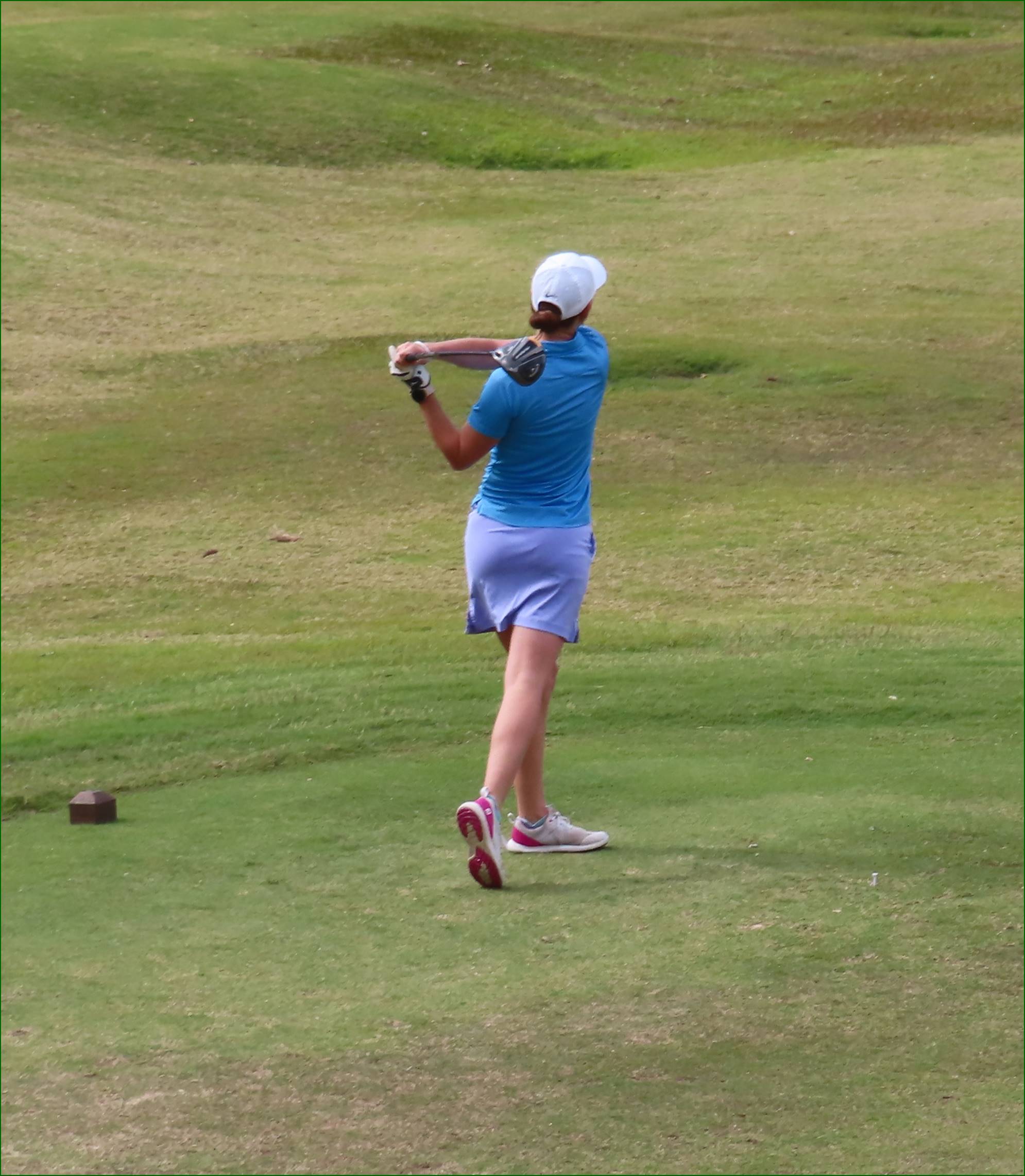 A person swinging a golf club

Description automatically generated