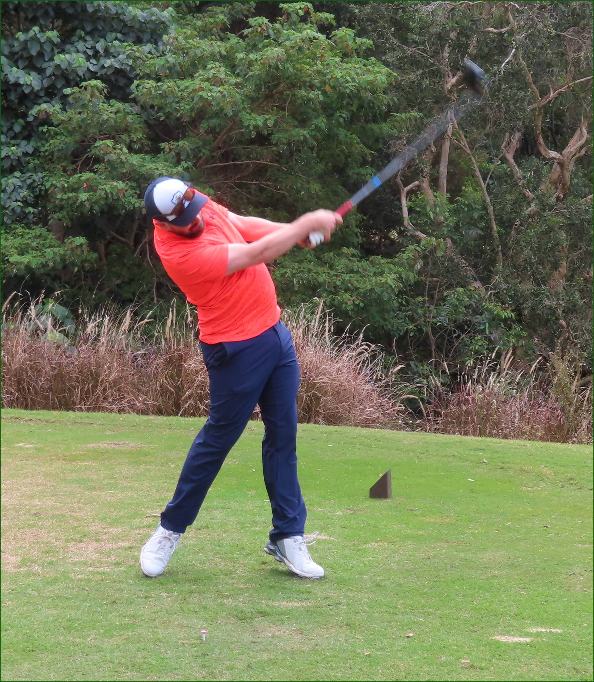 A person swinging a golf club

Description automatically generated