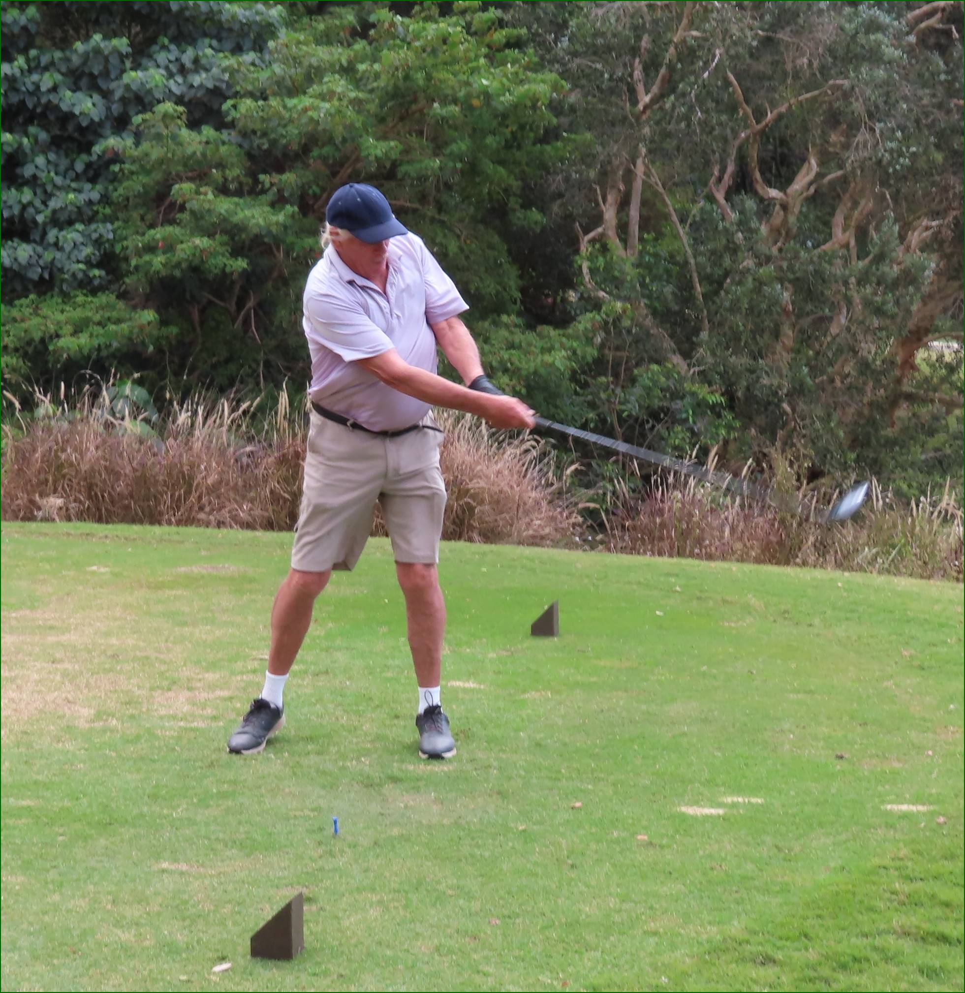 A person swinging a golf club

Description automatically generated