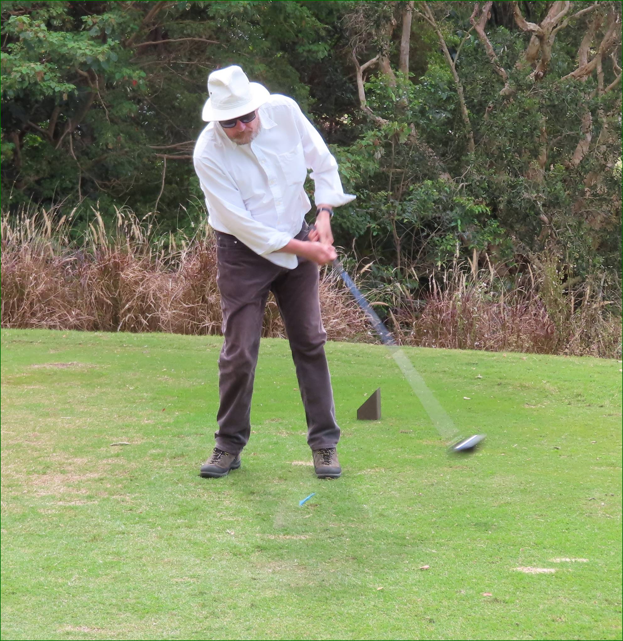 A person playing golf on a golf course

Description automatically generated
