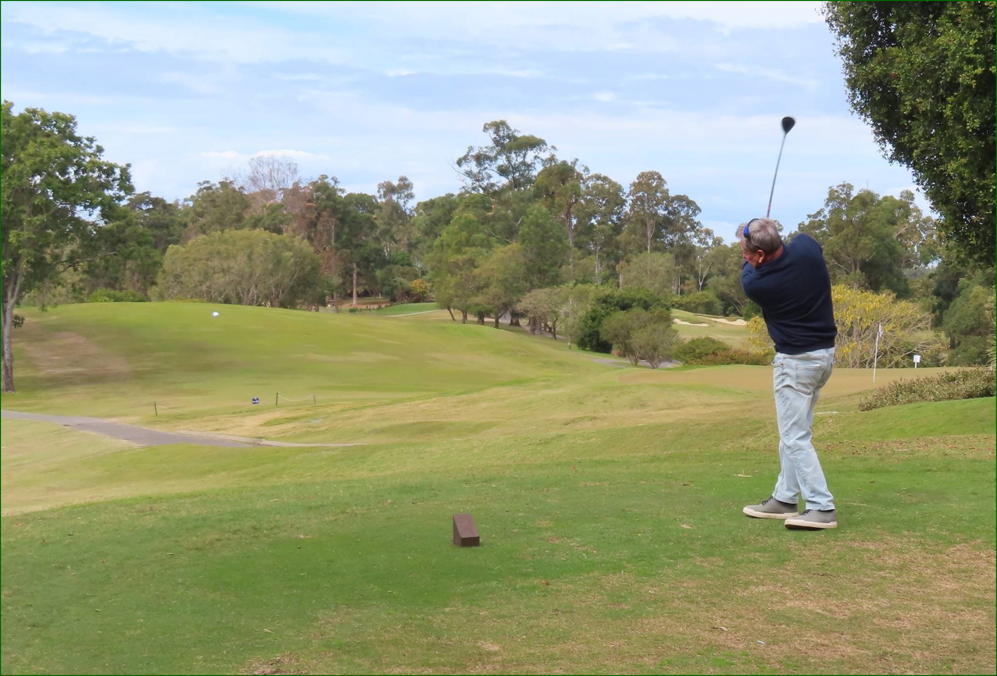 A person swinging a golf club

Description automatically generated
