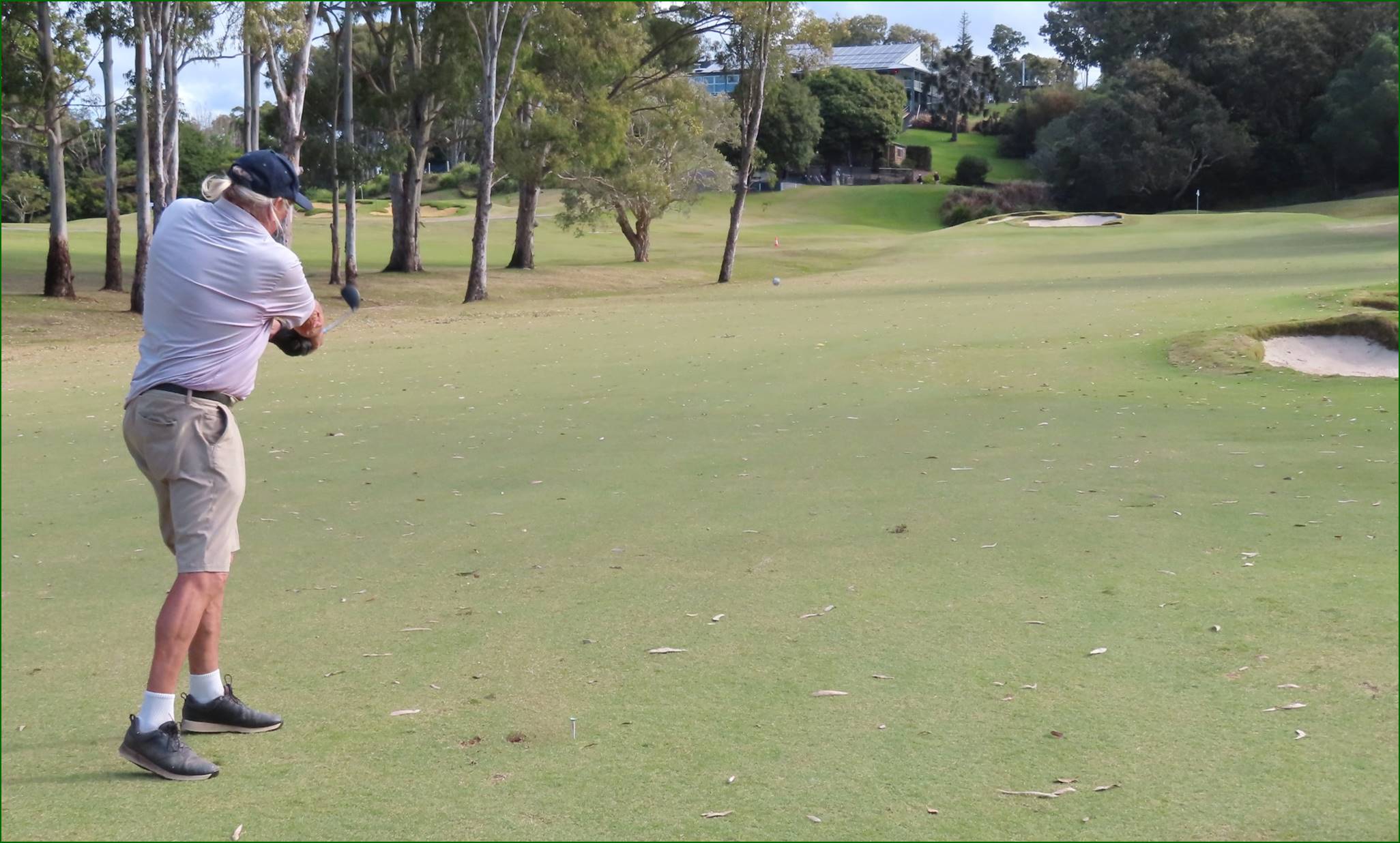 A person playing golf on a golf course

Description automatically generated